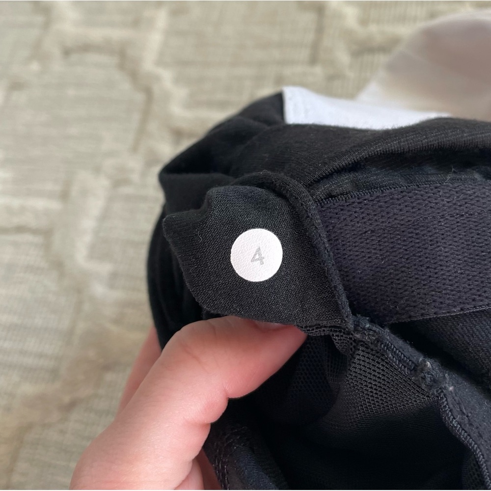 Lululemon Scoop Neck Tank, size 4, black with print - Picture 4 of 5